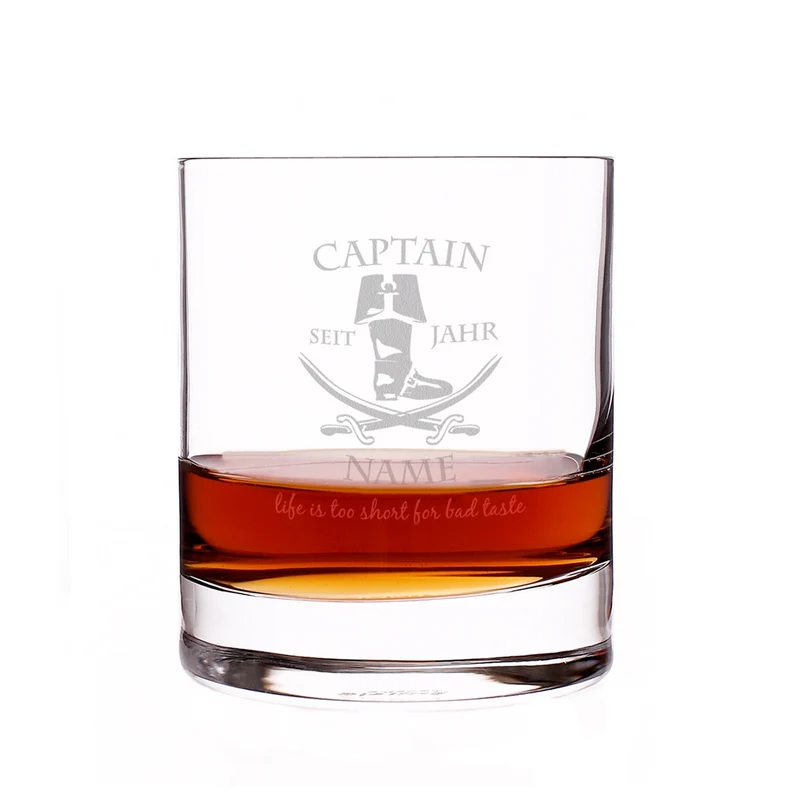 Graviertes Rumglas mit Captainmotiv, Name und Geburtsjahr