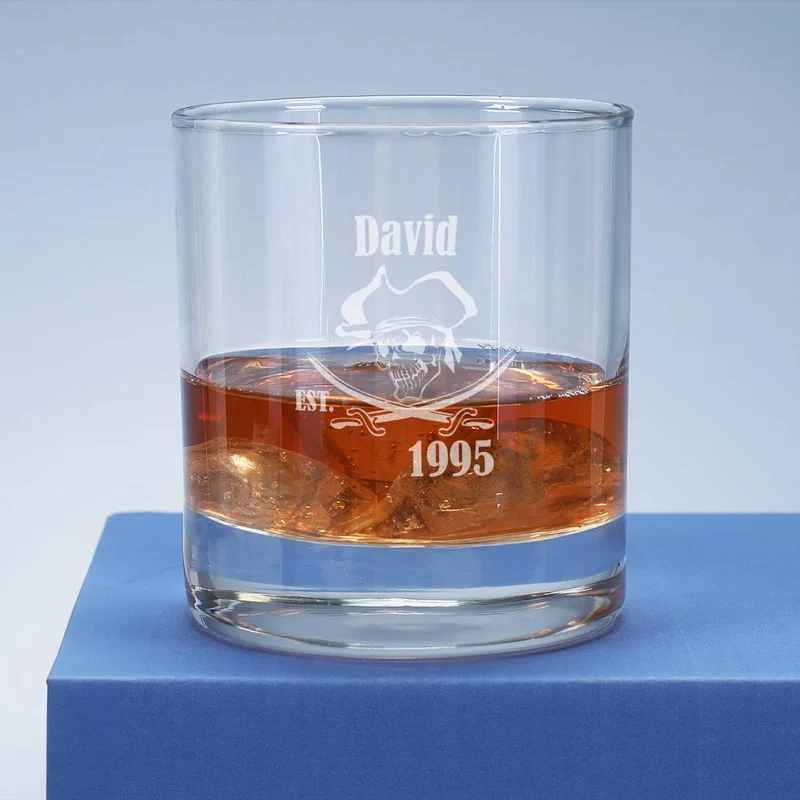 Rumglas graviert mit Piratenmotiv, Name und Geburtsjahr