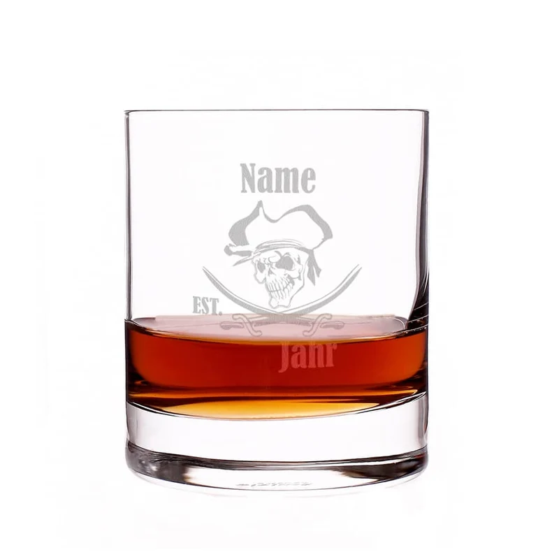 Rumglas graviert mit Piratenmotiv, Name und Geburtsjahr