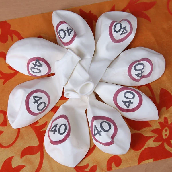 8 Luftballons Verkehrsschild 40