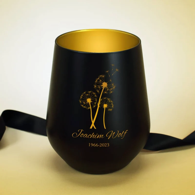 Trauerwindlicht mit Pusteblume, Name und Datum