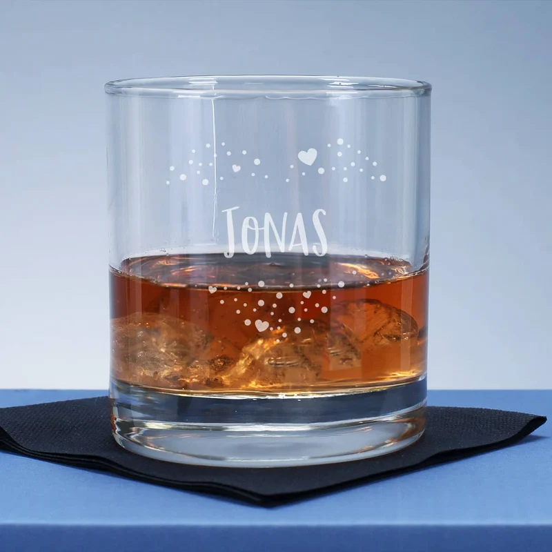 Romantisches Whiskyglas mit einem Herz aus Punkten und Name