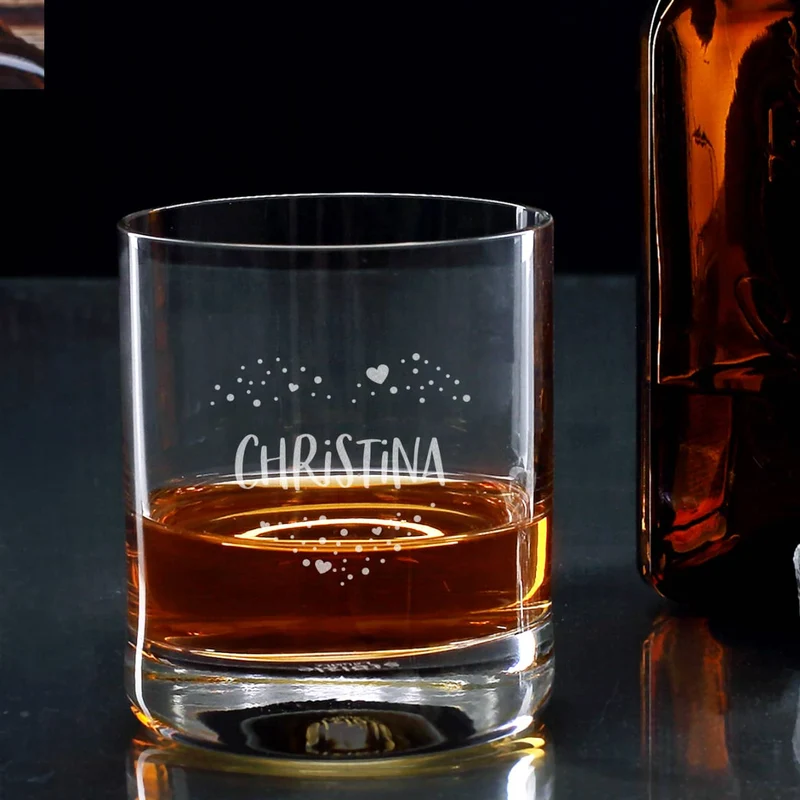 Romantisches Whiskyglas mit einem Herz aus Punkten und Name