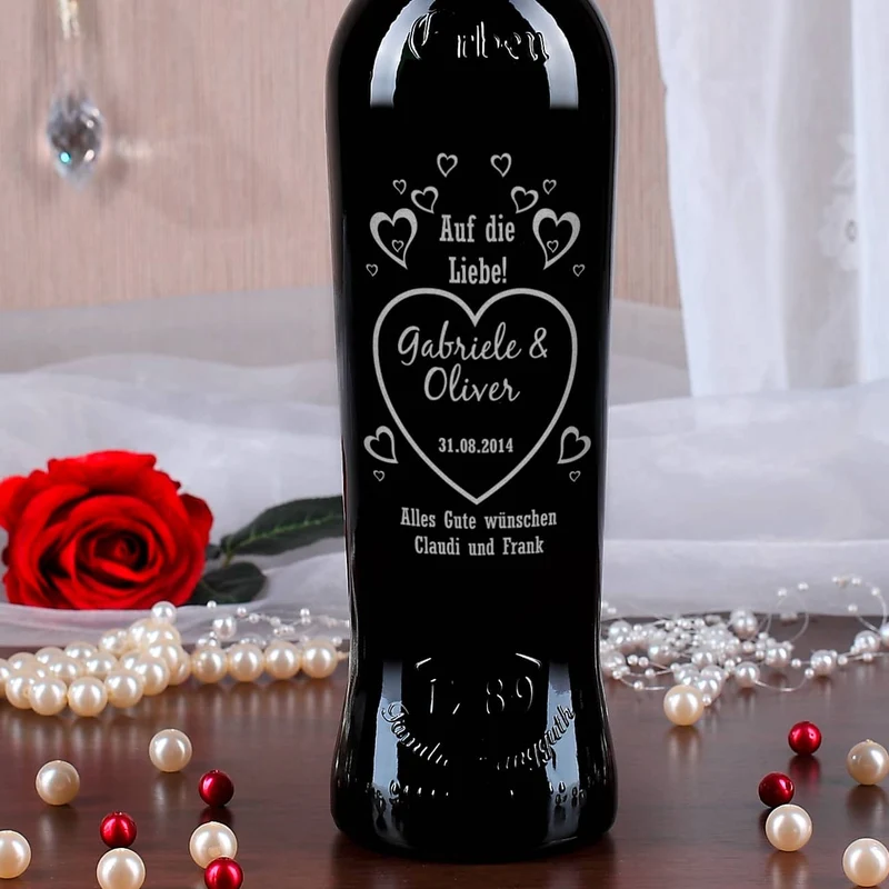 Personalisierte Weinflasche zur Hochzeit mit romantischer Gravur