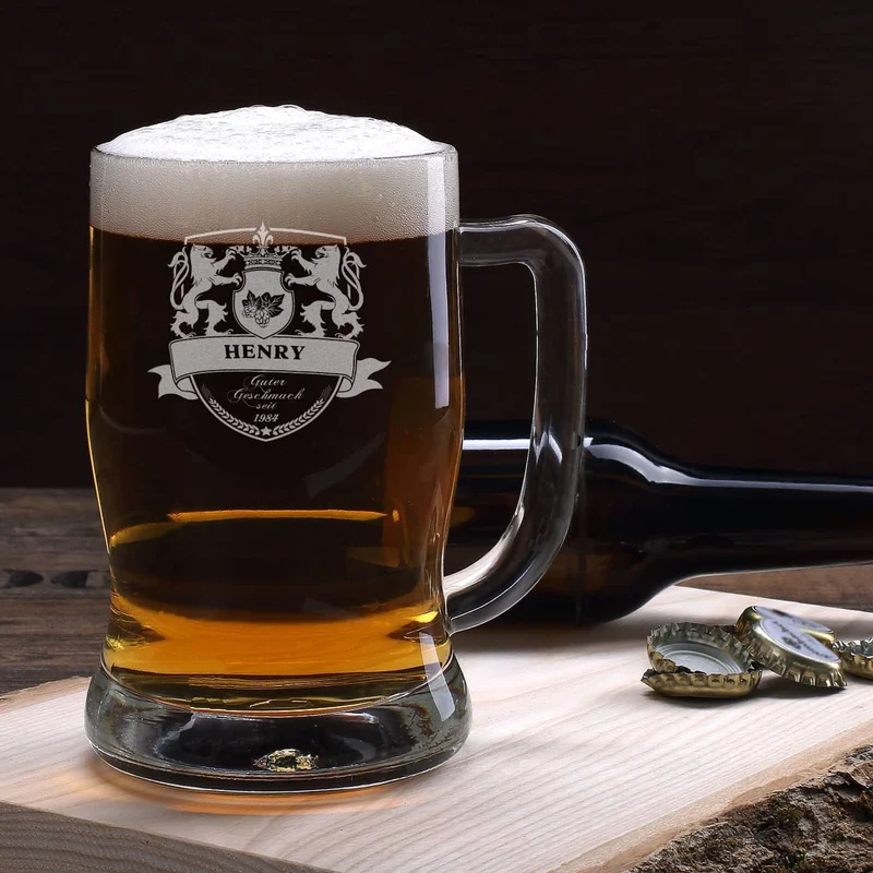 Gravierter Bierkrug mit Motiv, Wunschnamen und Geburtsjahr
