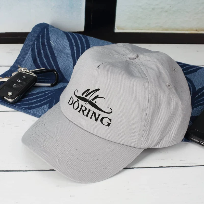 Hellgraues Basecap Mr mit Namensaufdruck