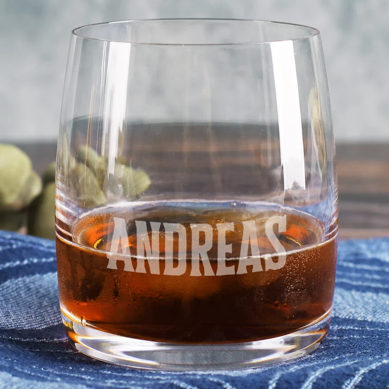 Modernes Whiskyglas mit schlichter Namensgravur