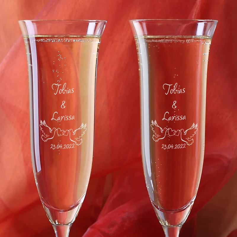 Zwei L'Amour Sektgläser zur Hochzeit mit Tauben und Ihren Wunschdaten graviert