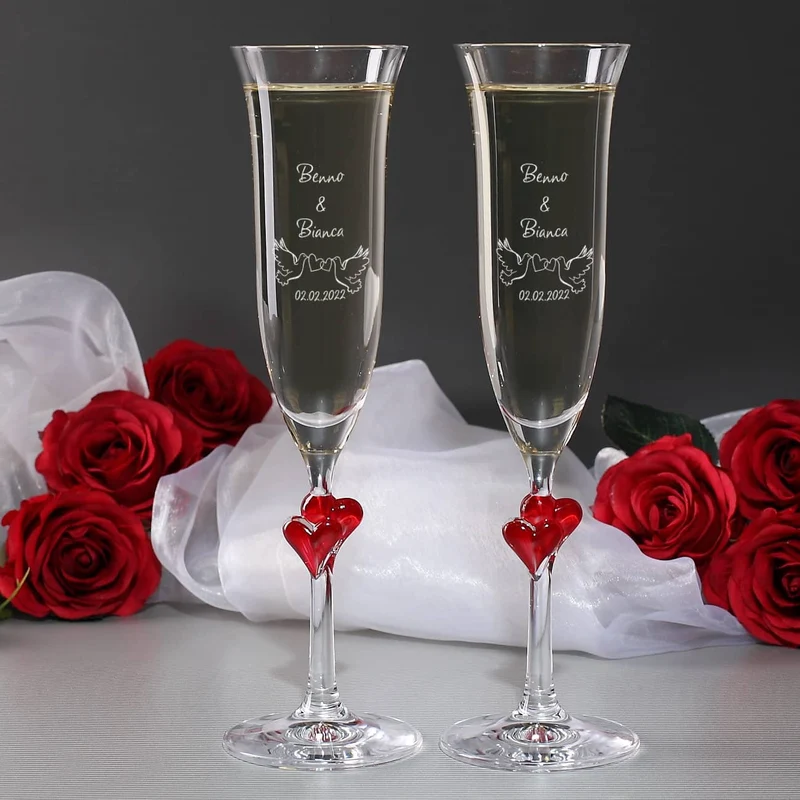 Zwei L'Amour Sektgläser zur Hochzeit mit Tauben und Ihren Wunschdaten graviert