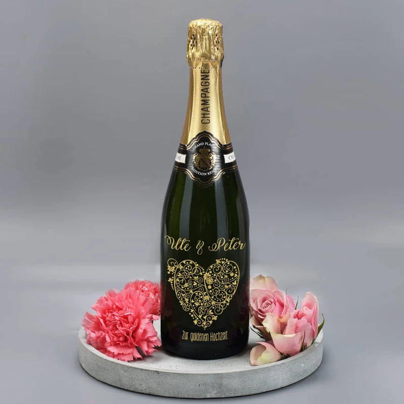 Persönlich gravierte Champagnerflasche mit Herz