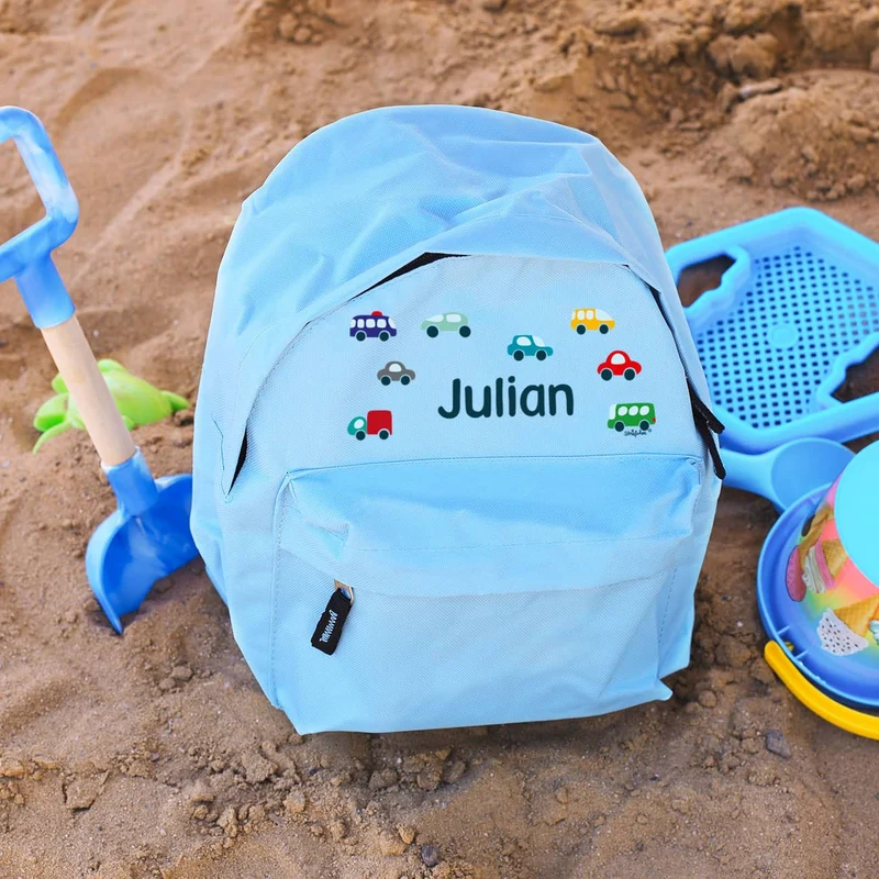 Hellblauer Kindergartenrucksack mit bunten Autos und Namensaufdruck