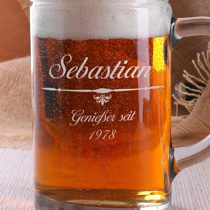 gravierter 1 Liter Maßkrug mit Name und Geburtsjahr