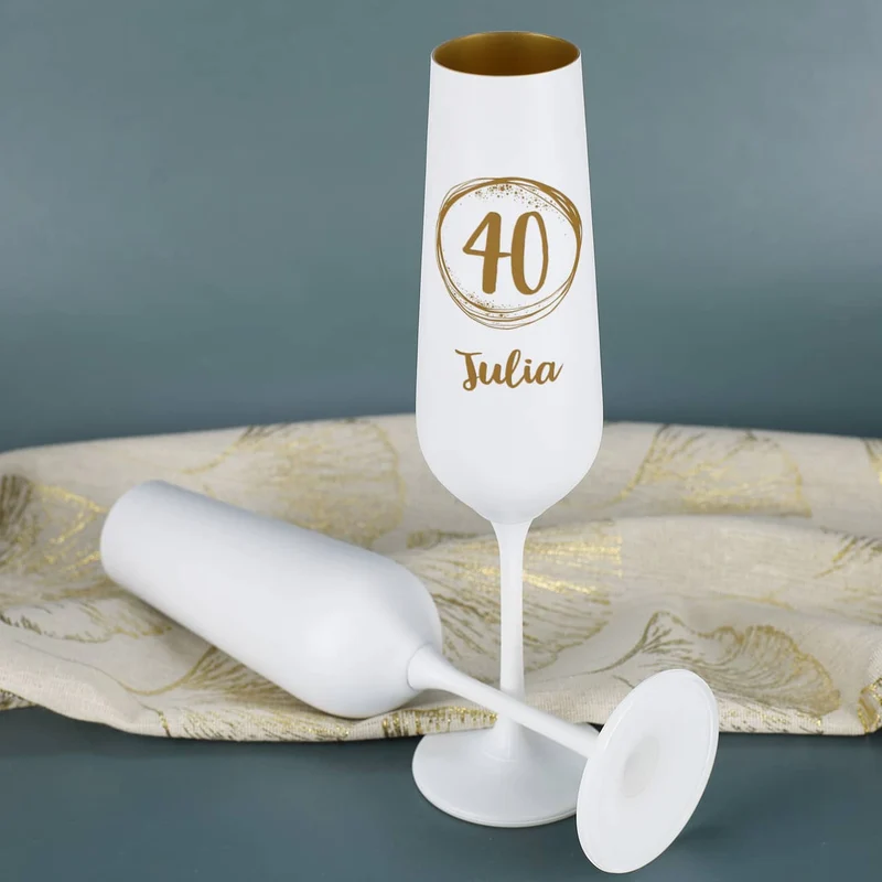 Weiß-Goldenes Sektglas zum Geburtstag mit Name und Alter graviert