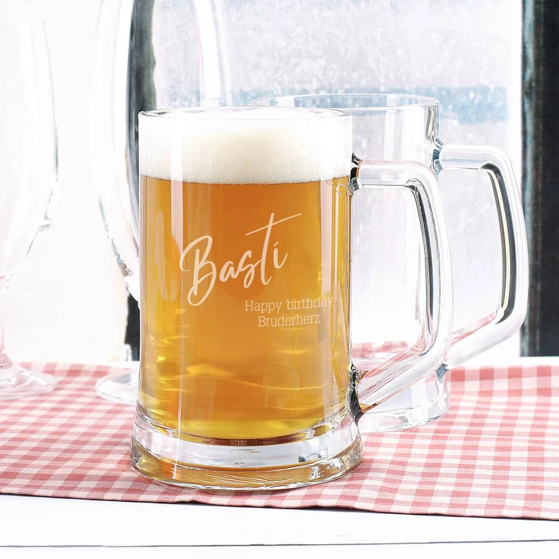 Gravierter Glasbierkrug mit Ihren Wunschtexten im modernen Design