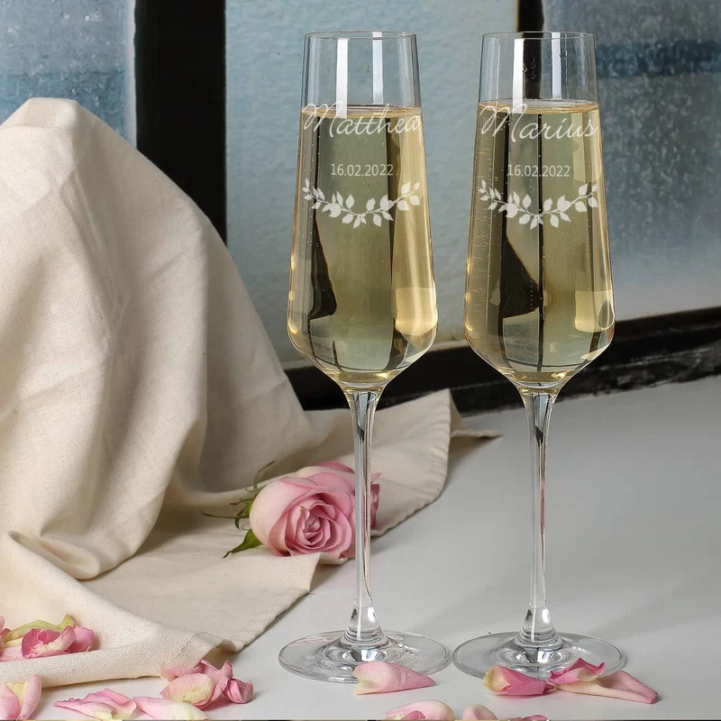 Zwei Sektgläser zur Hochzeit mit Wunschnamen und Datum