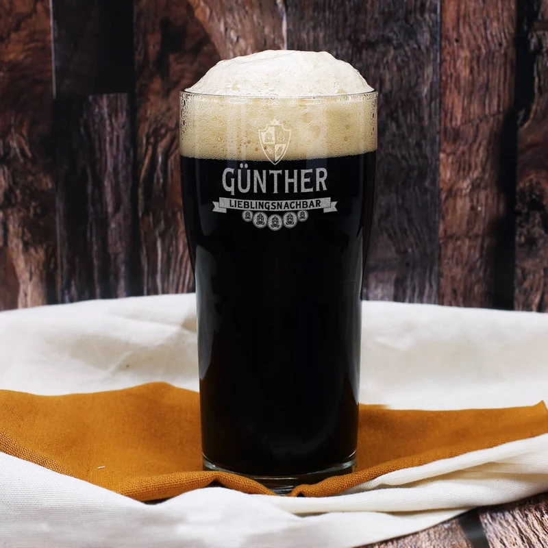 stilvolles Bierglas Pint mit Wappen, Münzen und Banner