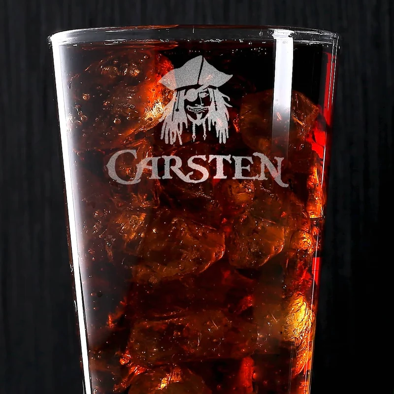 Personalisiertes Longdrink-Glas mit Wunschnamen und Piraten-Motiv