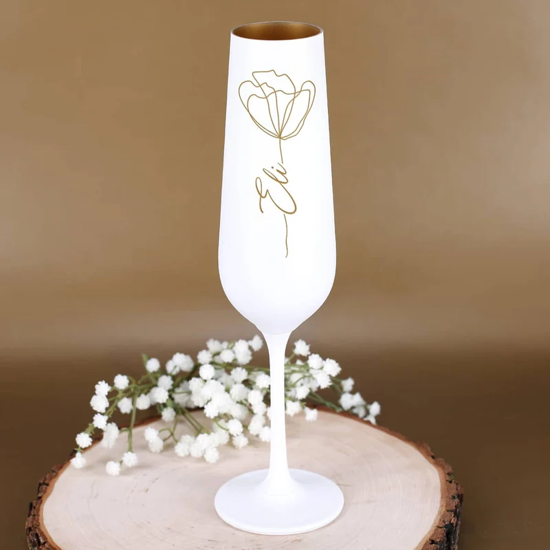 Sektglas mit Line Art Blume und Namensgravur im Blütenstiel
