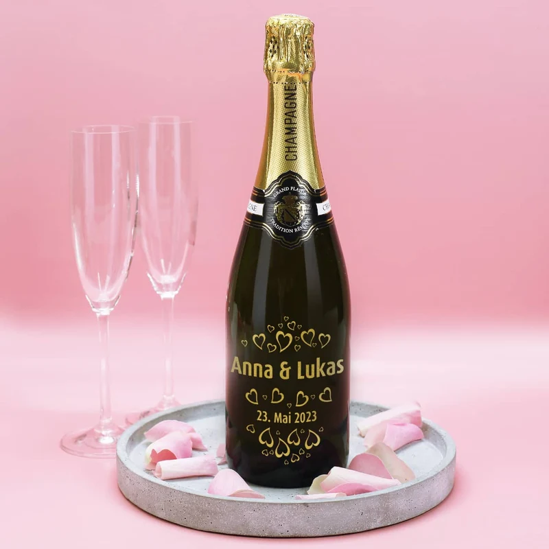 Champagner zur Hochzeit graviert mit Herzen, Namen & Datum