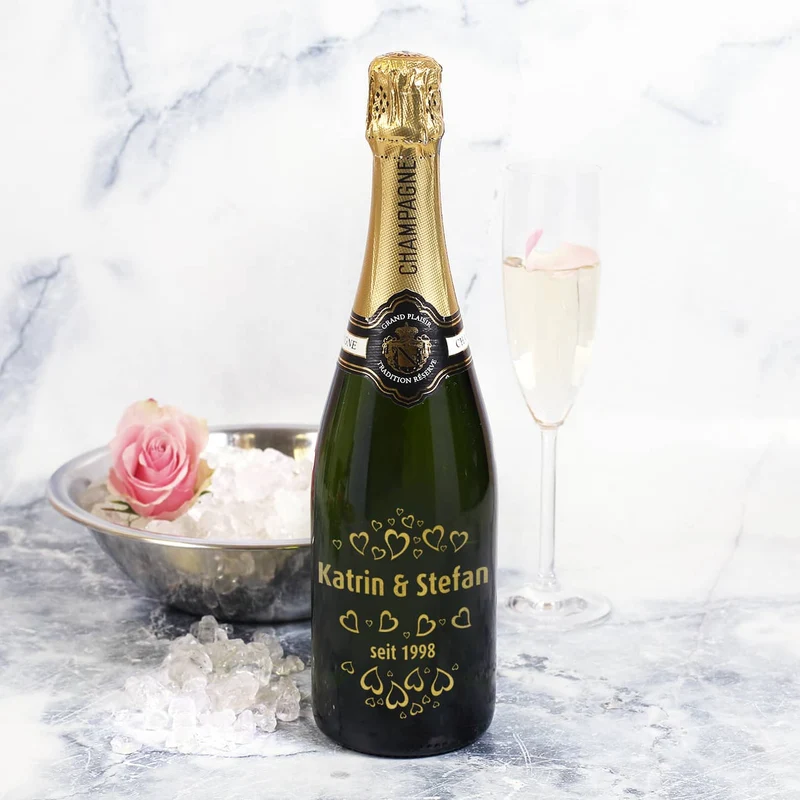 Champagner zur Hochzeit graviert mit Herzen, Namen & Datum