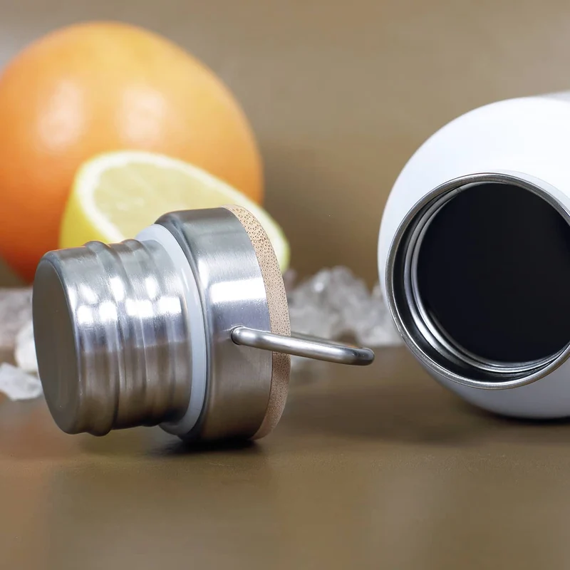 Weiße Thermosflasche mit Blumenmotiv und Schmetterlingen bedruckt