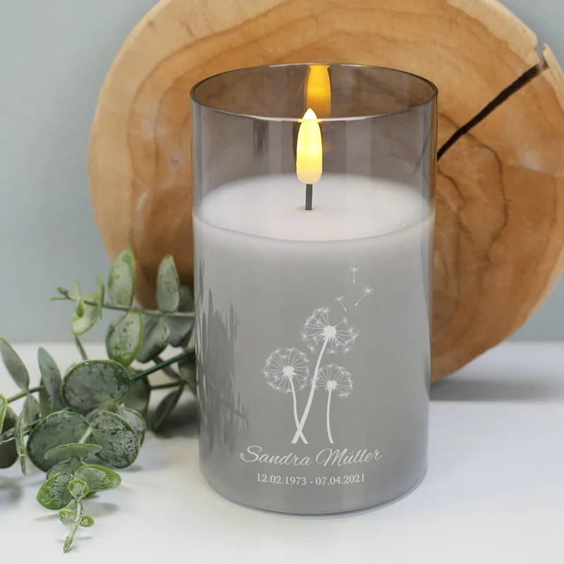 Graviertes LED Trauerwindlicht mit Pusteblumen, Name und Datum
