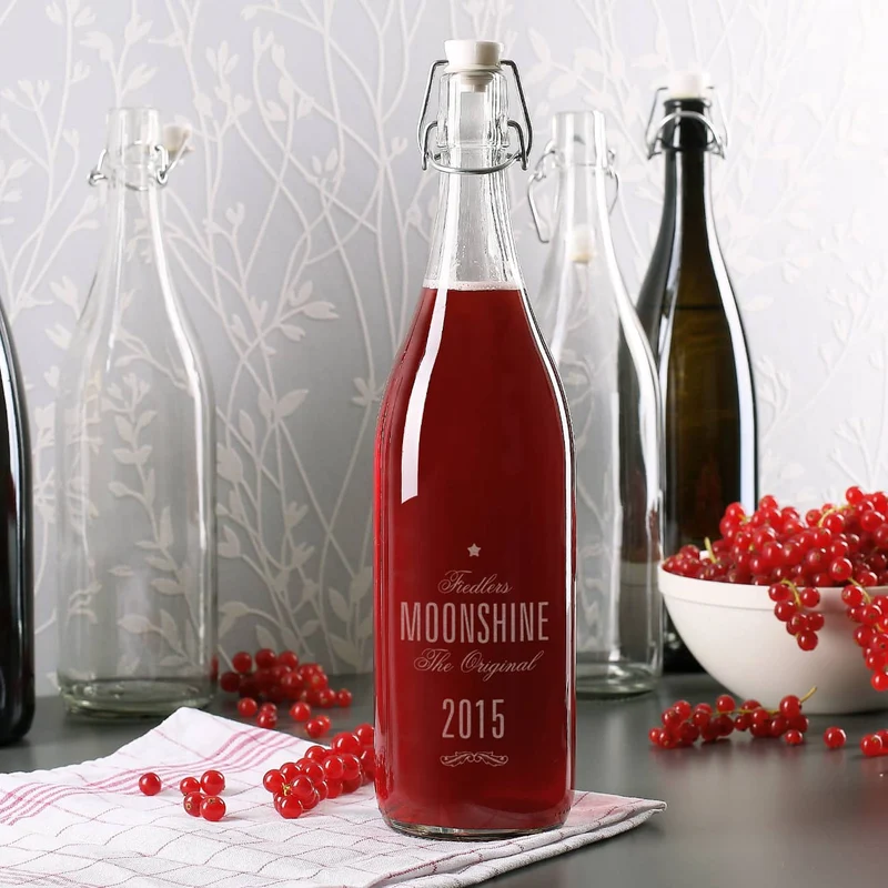Bügelflasche aus Glas mit 4 Zeilen Wunschtext graviert