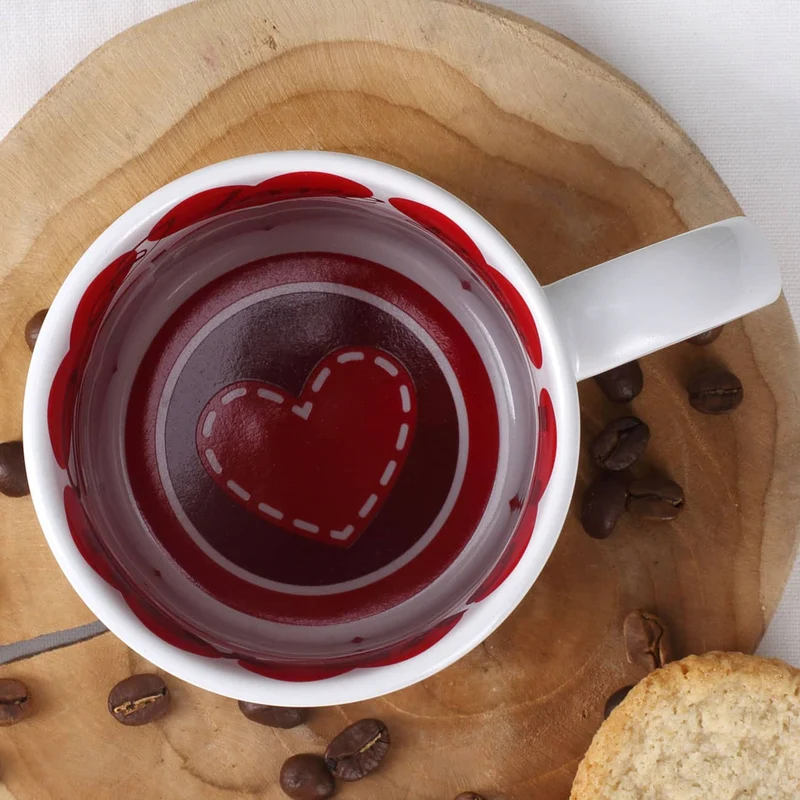 Romantische Tasse zum Valentinstag in verschiedenen Sprachen