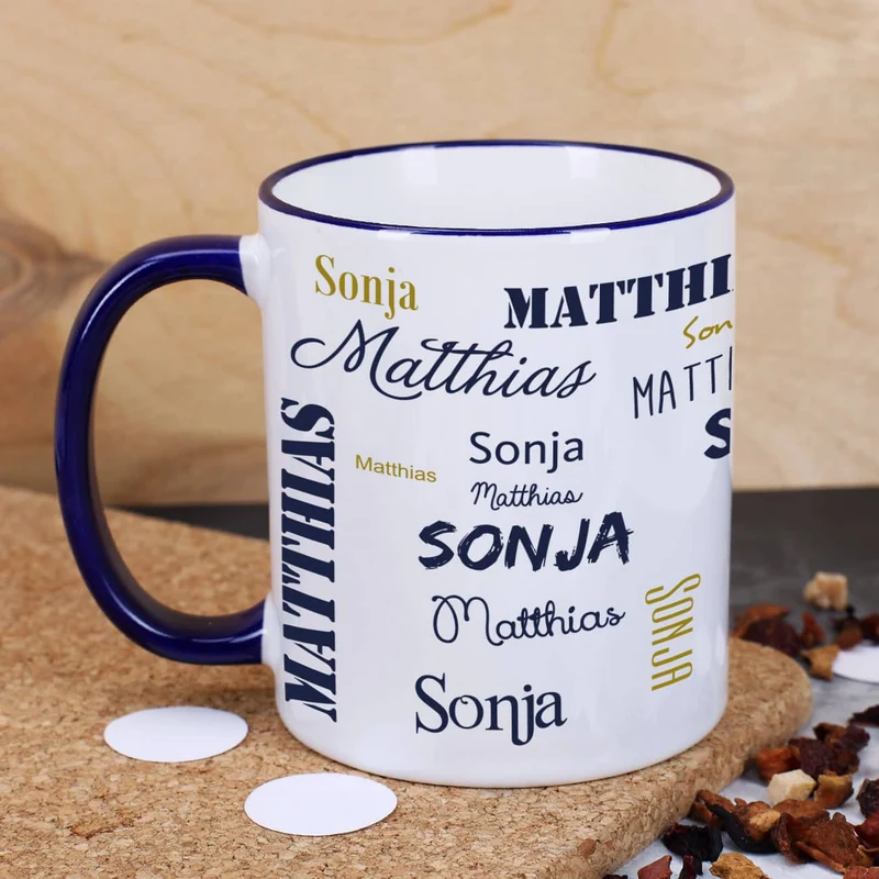 Tasse mit zwei Namen in verschiedenen Schriftarten