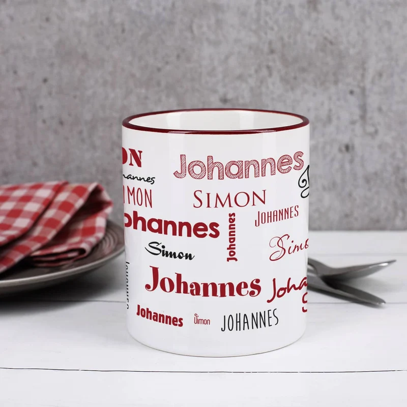 Tasse mit zwei Namen in verschiedenen Schriftarten