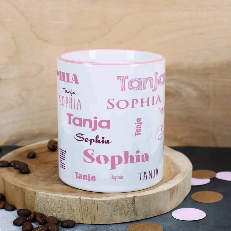Tasse mit zwei Namen in verschiedenen Schriftarten
