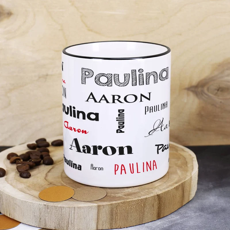 Tasse mit zwei Namen in verschiedenen Schriftarten