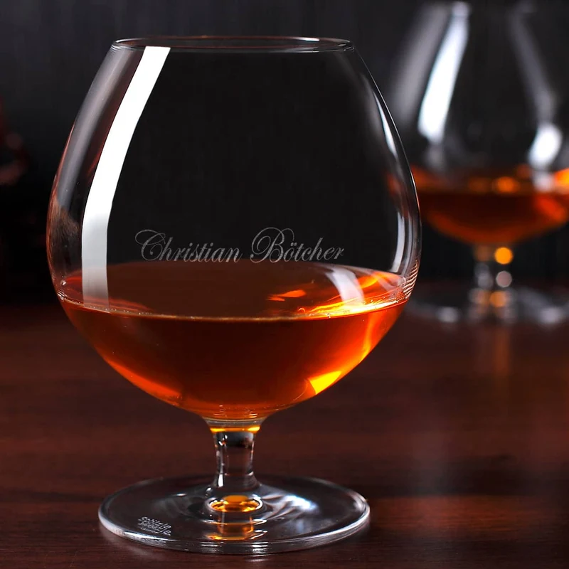 Graviertes Weinbrandglas mit eleganter Gravur