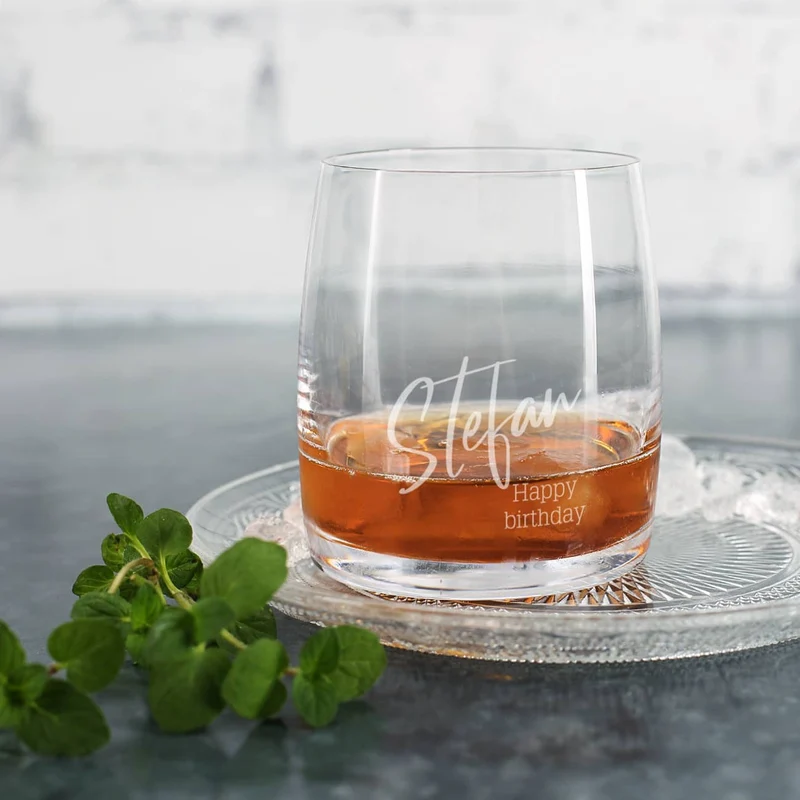 Modernes Whiskeyglas mit Wunschtexten - zum Geburtstag, Vatertag, für Trauzeugen