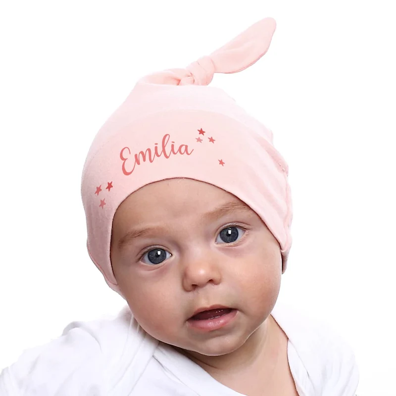 Rosafarbene Babymütze mit Name und Sternen