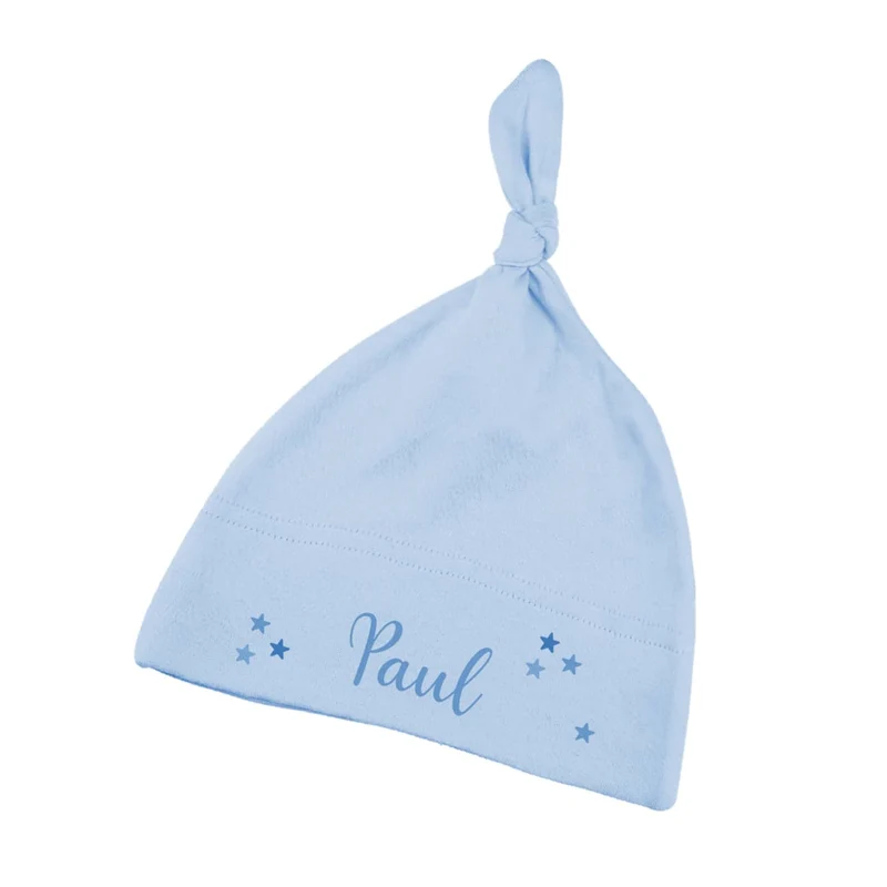 Hellblaue Babymütze mit Name und Sternen