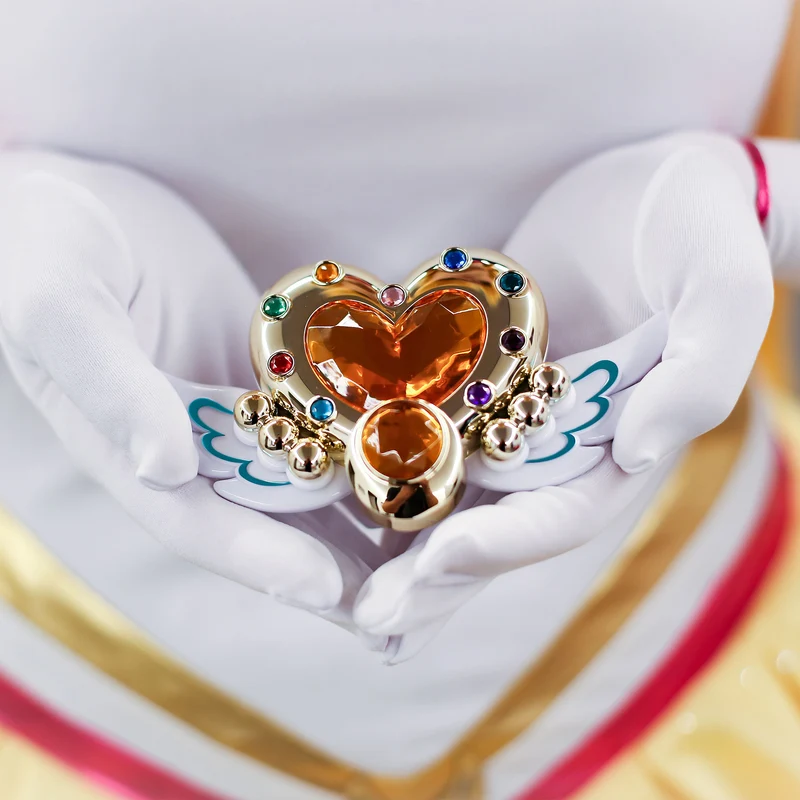 Sailor Moon - Cosmos Eternal Moon Verwandlungsbrosche mit Licht- und Soundeffekten