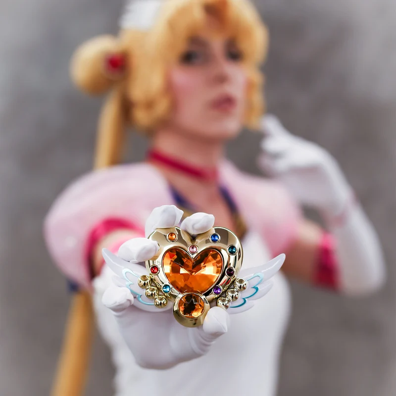 Sailor Moon - Cosmos Eternal Moon Verwandlungsbrosche mit Licht- und Soundeffekten