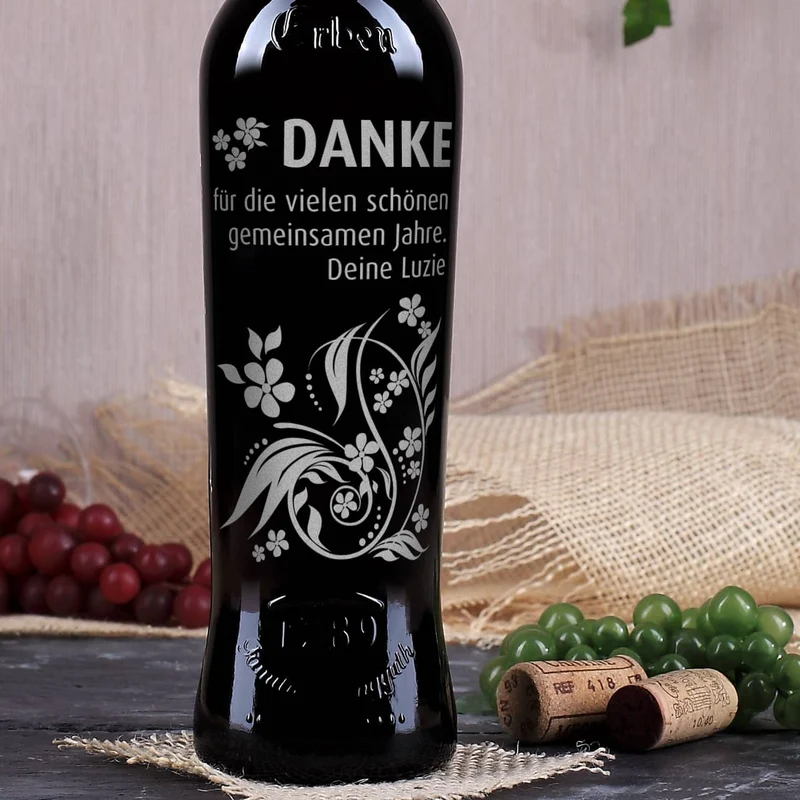 Weinflasche mit Gravur und floralem Design, Danke