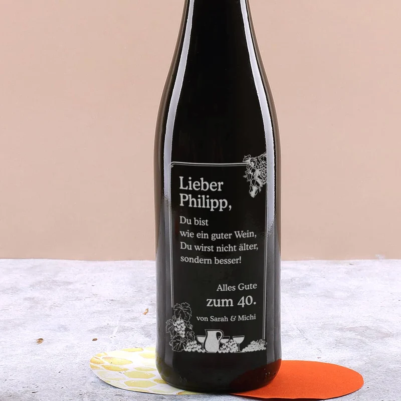 Gravierte Weinflasche mit Trauben Motiv zum Geburtstag