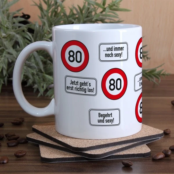 große Kaffeetasse zum 80. Geburtstag mit Verkehrszeichen - 80 -